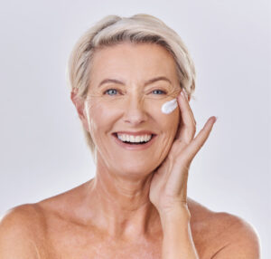 Woman applying Avenaplex cream on her face.